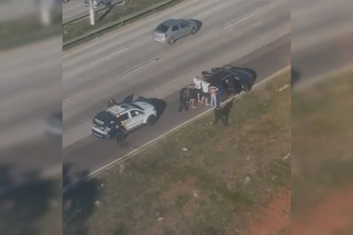 Quarteto que roubou carro é acompanhado por helicóptero e presos