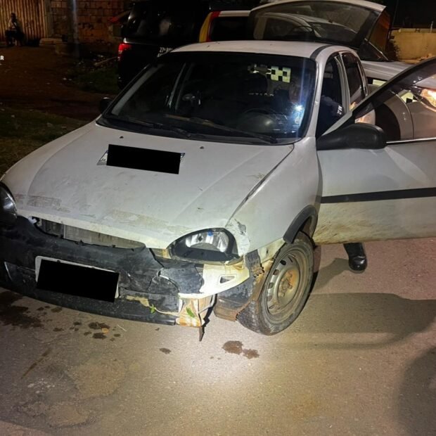 Motorista embriagado é preso após tentar invadir casa e colidir carro furtado em Água Quente