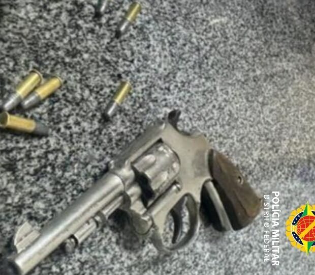 Homem é preso após ameaçar funcionária de supermercado com arma na Estrutural