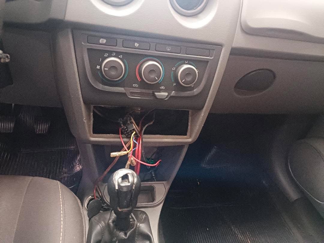 Ladrões aproveitam carro estacionado e furtam som, módulo e alto falantes de carro em Valparaíso