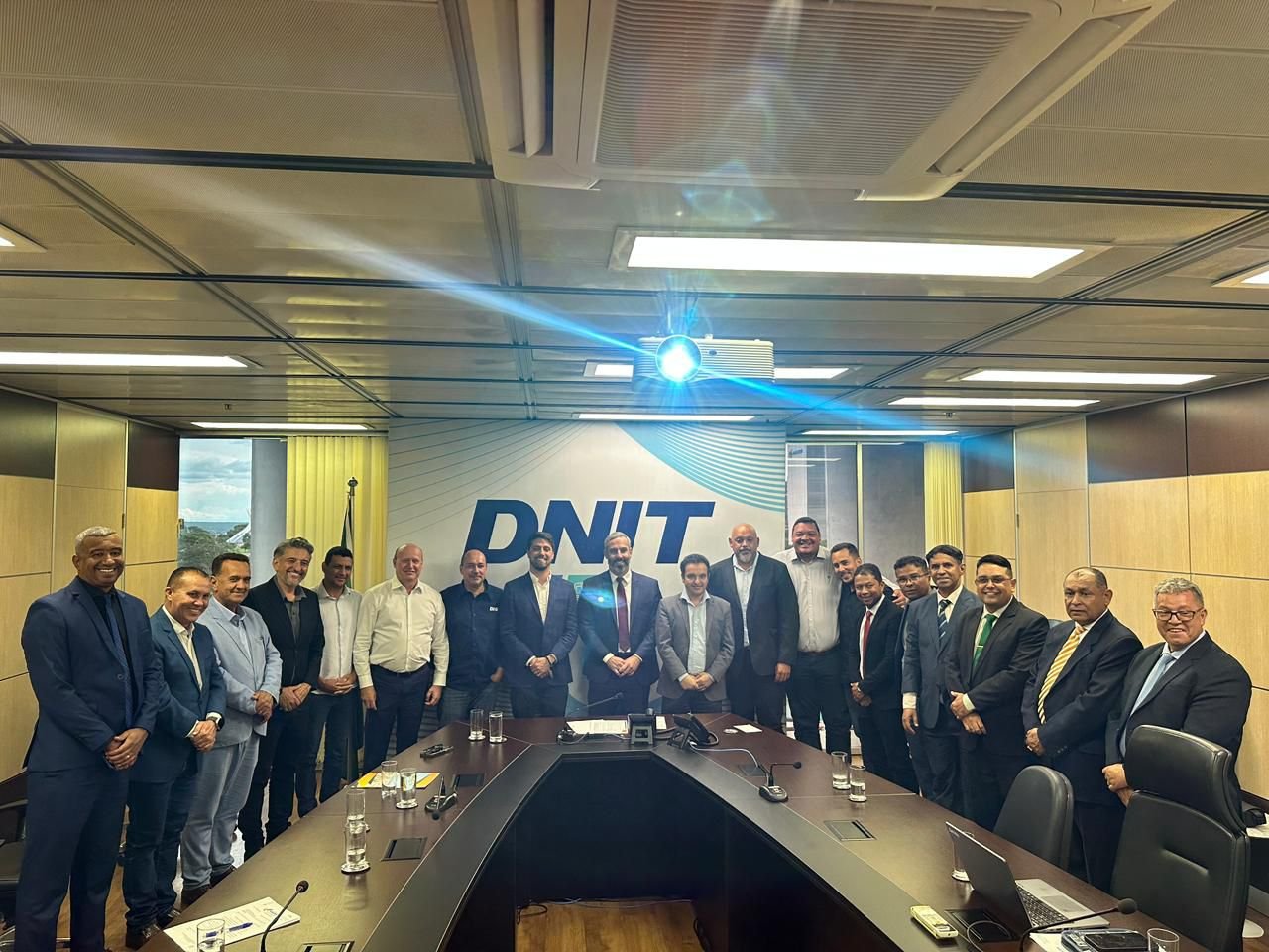 Na sede do Dnit, Lideranças políticas de Valparaíso posam para foto em comemoração á conquista da passarela para o bairro Esplanada 5