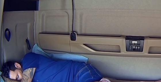 Caminhoneiro “tira soneca” durante congestionamento na BR-153 e acorda com estrada vazia; vídeo