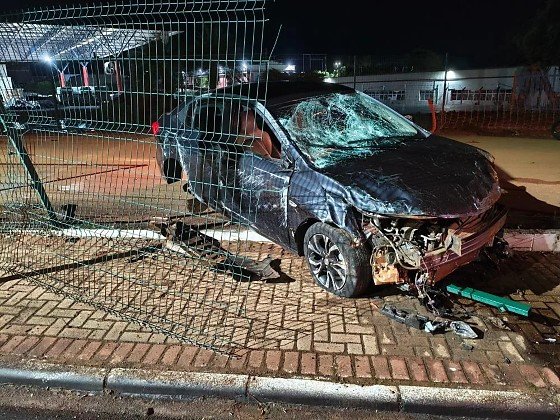 Em alta velocidade motorista invade faculdade com carro e fogi antes da chegada da polícia ; Vídeo