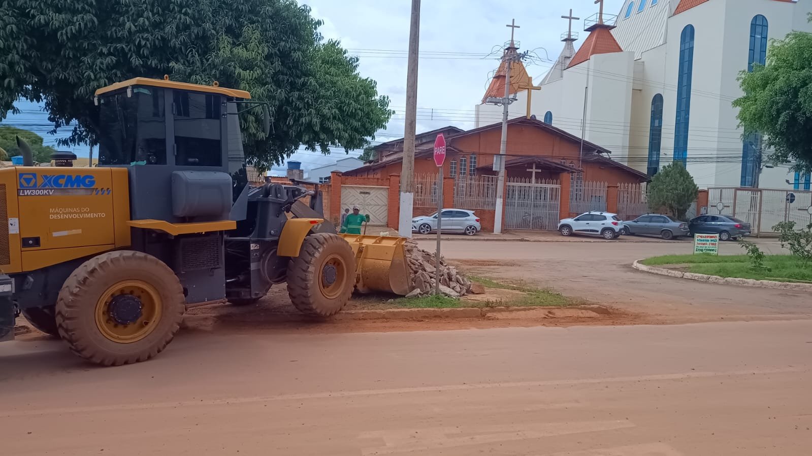 “Prefeitura que se vire” Essa foi a resposta do Cara de Pau que jogava entulho no céu azul