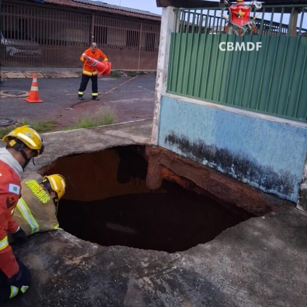 Calçada cede após deslizamento de terra e deixa duas pessoas feridas em Ceilândia
