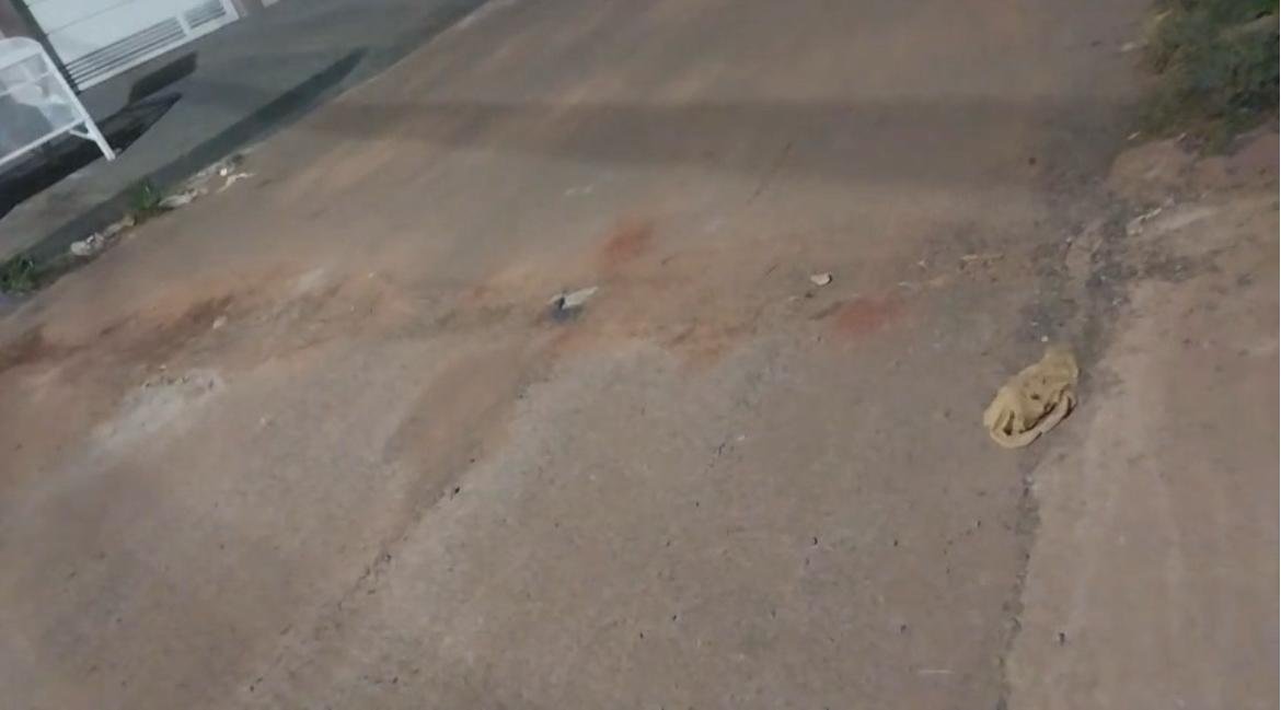 Vídeo ; Moradores são obrigados á encher de terra buraco deixado pela Saneago em Valparaíso