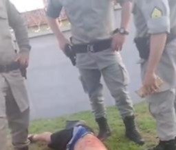 Estuprador que tentava atrair crianças para cometer abusos em condomínio é pego linchado pela população em Goiânia