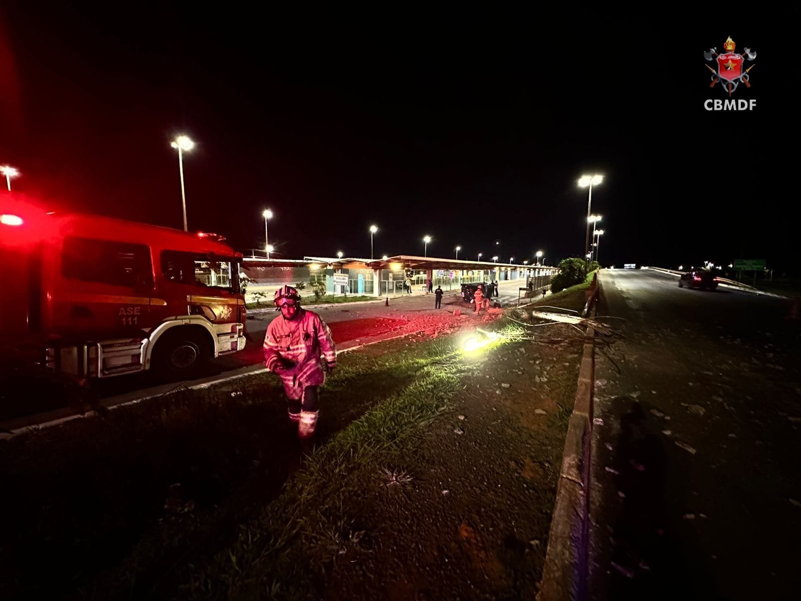 Carro bate e derruba poste e deixa motorista com traumatismo craniano grave no Gama