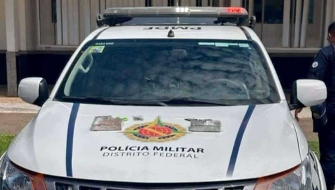 Adolescente foge da polícia e tenta se livrar de drogas jogando dentro da igreja