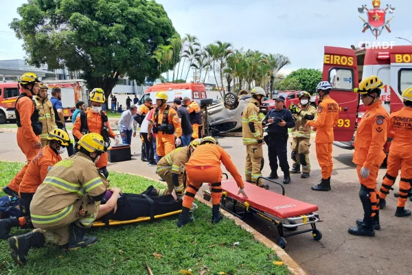 Três mulheres ficam feridas em acidente seguido de capotamento