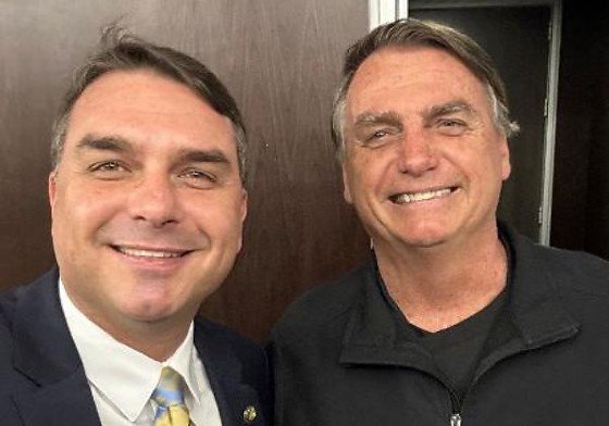 Bolsonaro diz que Flávio será seu candidato à Presidência da República.