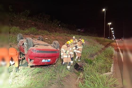 Motorista morre e mulher é arremessada para fora de carro em capotamento na BR-070