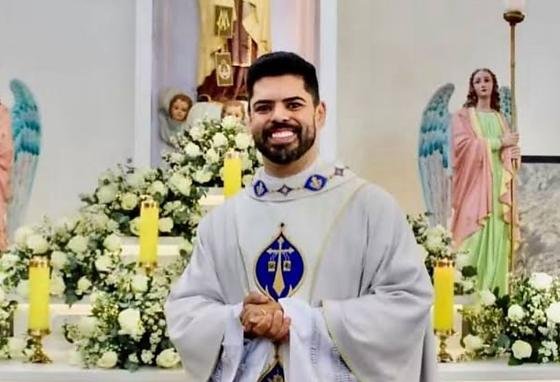 Padre que não apareceu para missa é encontrado morto em quarto paroquial