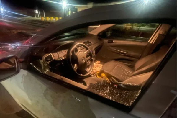 Pai enfurecido ataca com fação, padre que chamou suas filhas de Lindas