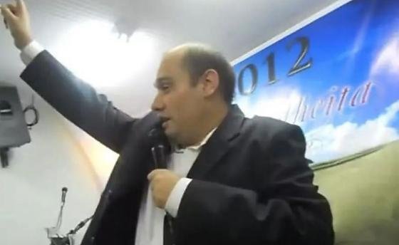 Veja quem é o Pastor preso que dizia ter poder de fazer seios e dentes nascer, acusado de estelionáto religioso