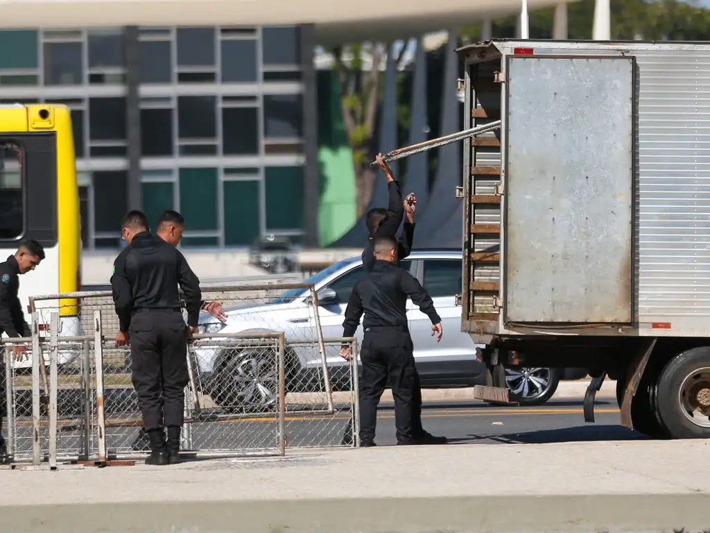 Planalto instala grades para chegada da caminhada ”Acorda Brasil” comandados por Nikolas Ferreira