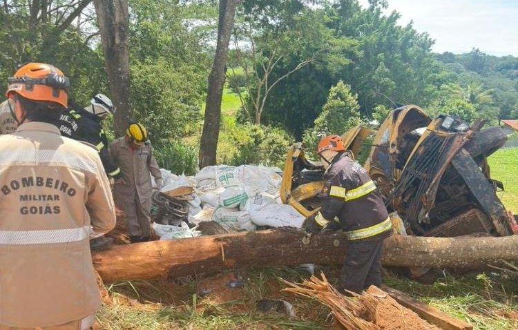 Acidente com caminhão deixa dois mortos em Caldazinha