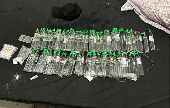 Polícia impede entrega de carga de lança-perfume em posto e prende quatro traficantes