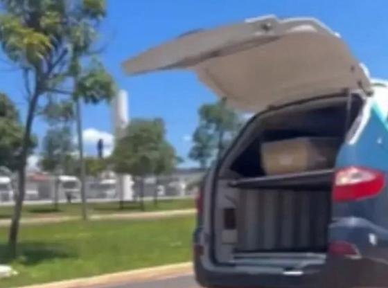 Caixão despenca de carro funerário e para o trânsito em Anápolis