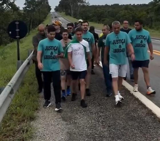 Nikolas Ferreira faz parada em Cristalina após caminhada pela BR-040; Carlos Bolsonaro acompanhou trajeto