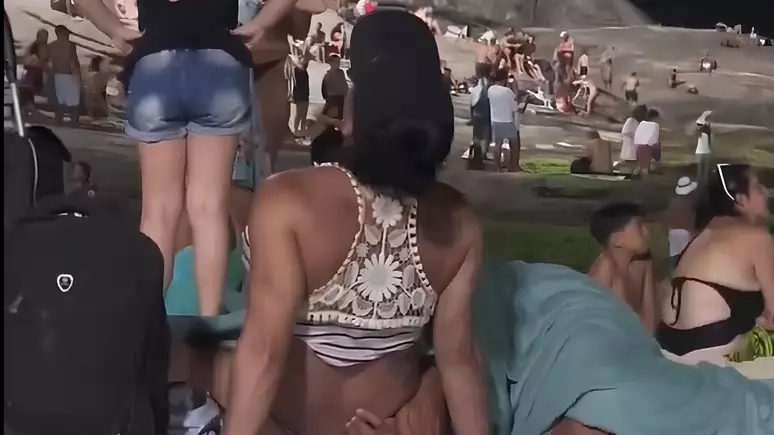 Sexo na praia: casal é abordado por PM em praia no Rio