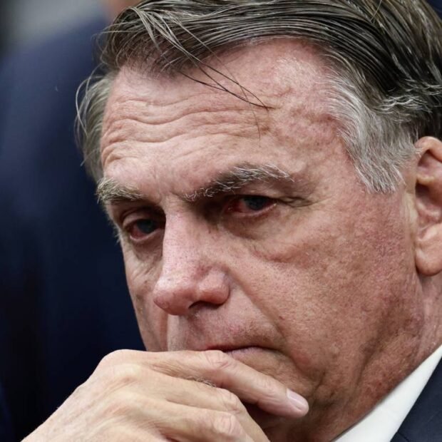Bolsonaro deve fazer exames em hospital após bater a cabeça durante a madrugada