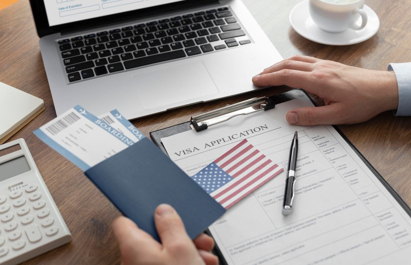 EUA suspendem a emissão de visto de imigração do Brasil e mais 74 países  F