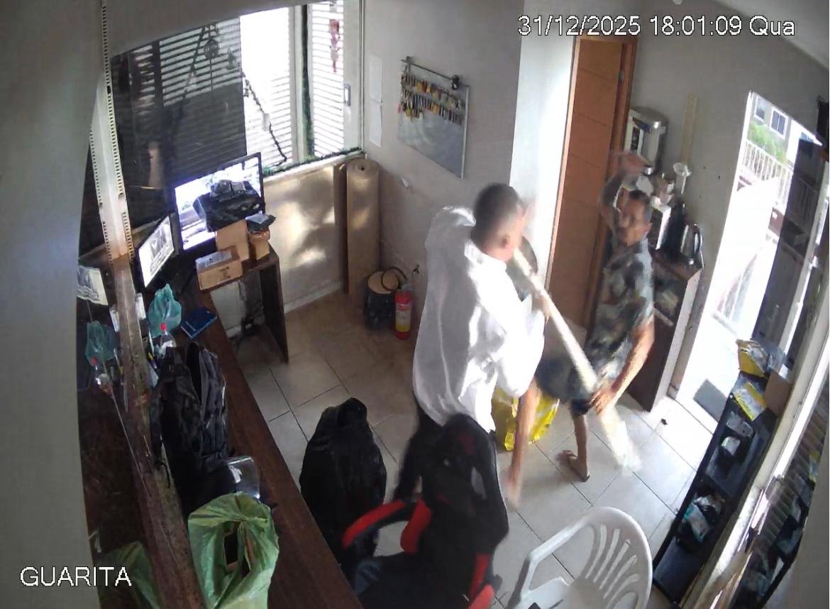 Acusado de esfaquear porteiro em Valparaíso se apresenta com advogado em delegacia do Distrito Federal.