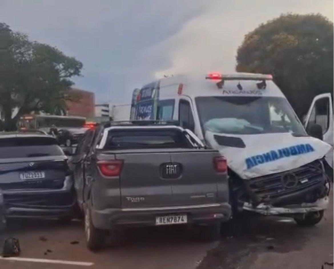 Acidente com ambulância deixa feridos e paralisa trânsito no centro de Brasília