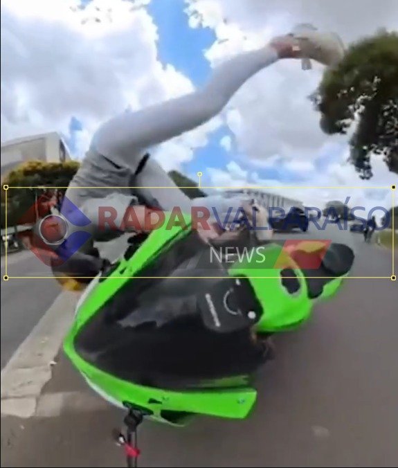 Câmera registra acidente com uma motociclista no DF