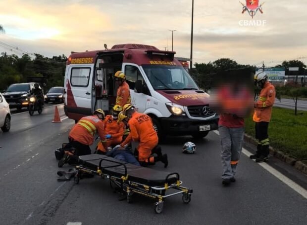 Motociclista é socorrido após colisão com carro no Núcleo Bandeirante