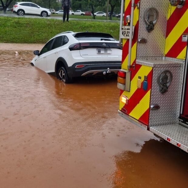 Bombeiros atendem 21 ocorrências após fortes chuvas no Distrito Federal
