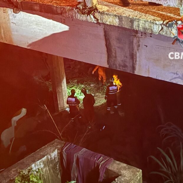 Ônibus perde o controle e cai em um rio na BR-060