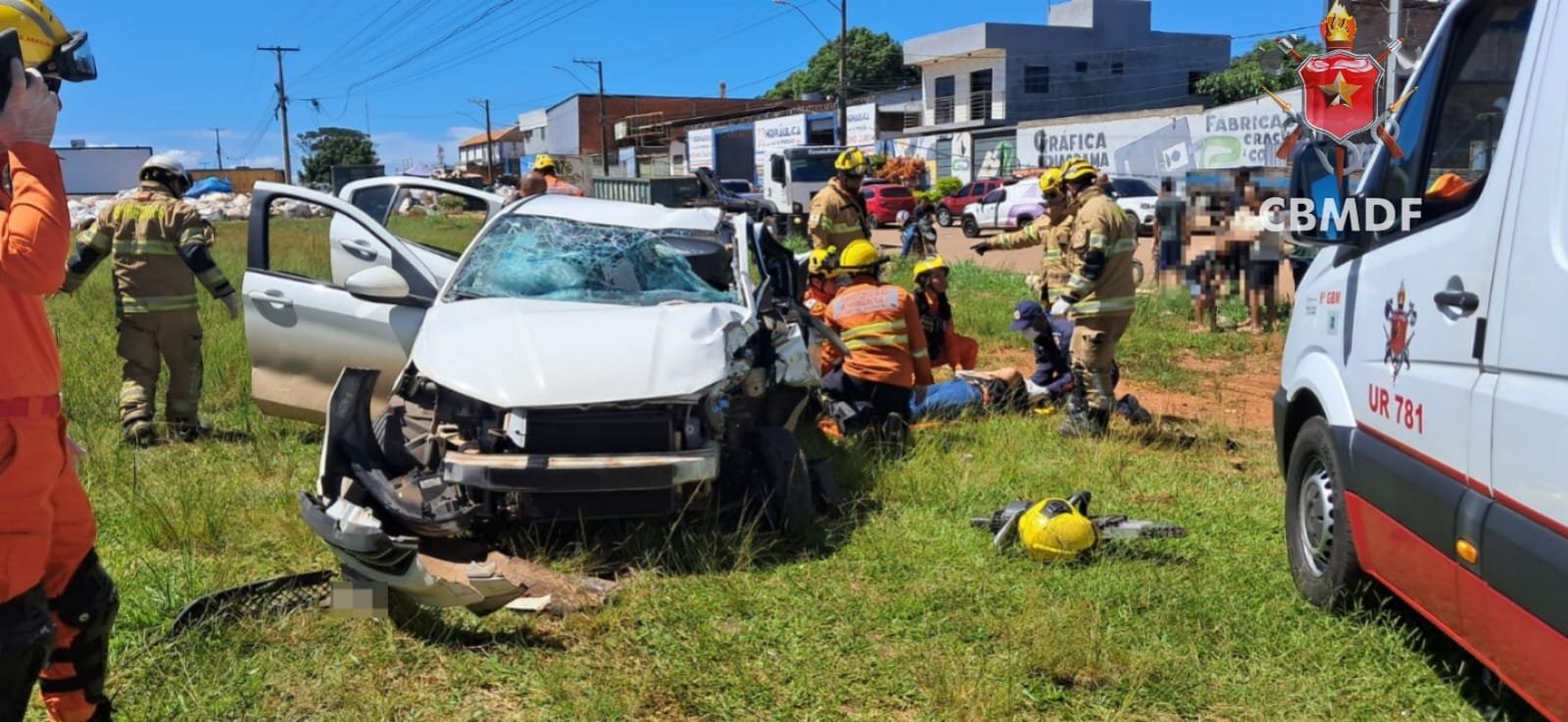 Caminhão de Bebidas estoura pneu tomba em cima de carro e bate em motociclista na BR 040
