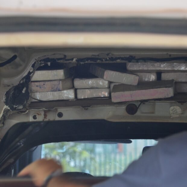 PF apreende 40 kg de cocaína e intercepta droga transportada em carro funerário; Vídeo