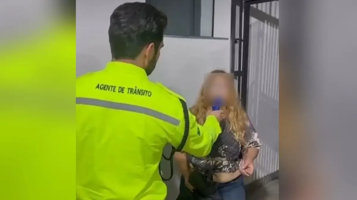 Professora que dirigia carro bêbada provoca acidente e acaba presa em Goiás