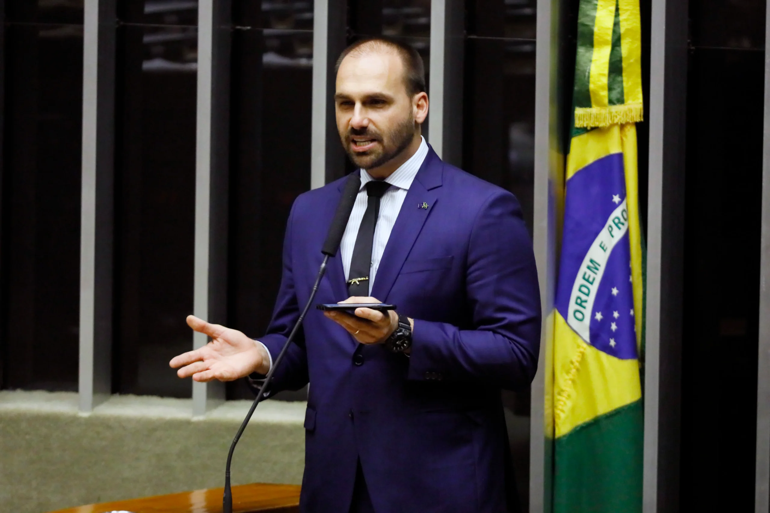PF manda Eduardo Bolsonaro retomar função de policial federal após cassação do mandato