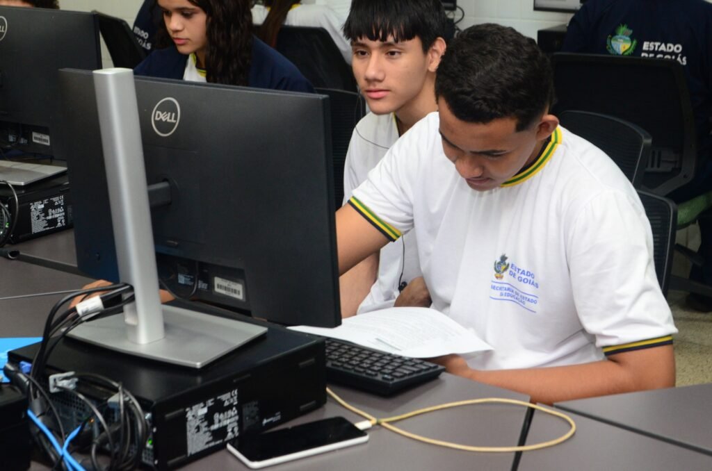 Alunos das Escolas do Futuro de Goiás podem receber Bolsa Profissionalizante