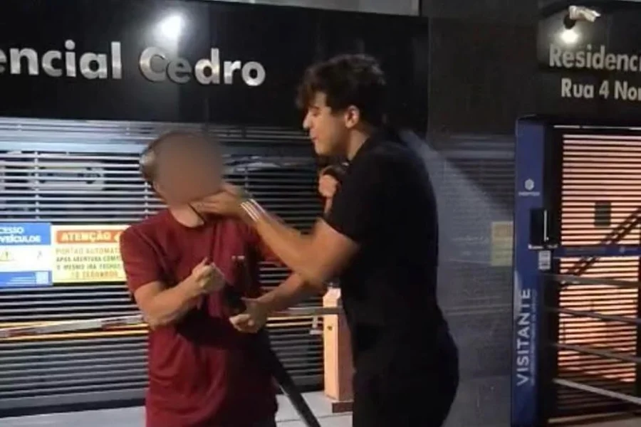 Playboy que foi preso e pagou fiança de 24 mil aparece em vídeo humilhando e dando tapas na cara de homem após briga no trânsito. Vídeo