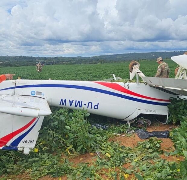 Avião de pequeno porte faz pouso de emergência em lavoura no DF