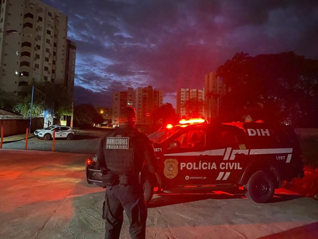 Vídeo mostra chegada da polícia ao apartamento dos suspeitos de matar corretora de imóveis em Caldas Novas