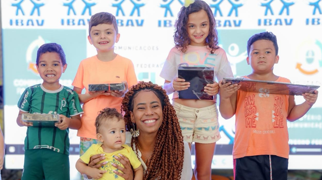 Escolas públicas de Valparaíso e Luziânia recebem computadores e ampliam inclusão digital de mais de dois mil alunos