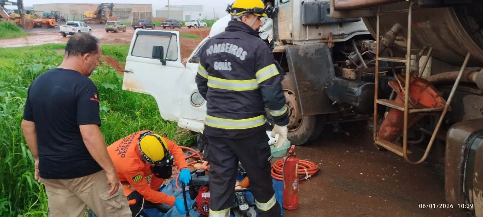 Caminhão trava volante bate em quatro veículos deixa três feridos na BR-020, em Formosa