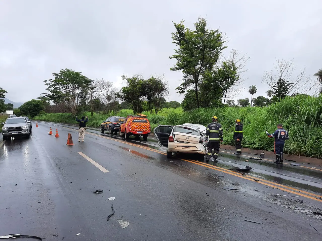 Duas pessoas ficam feridas após carro rodar na pista e atingir caminhão na BR-020, em Formosa