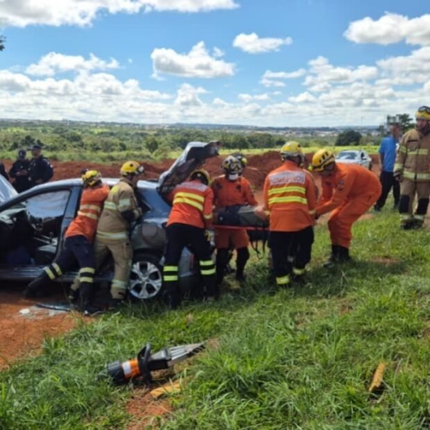 Colisão entre dois veículos seguida de capotamento deixa três feridos em Planaltina