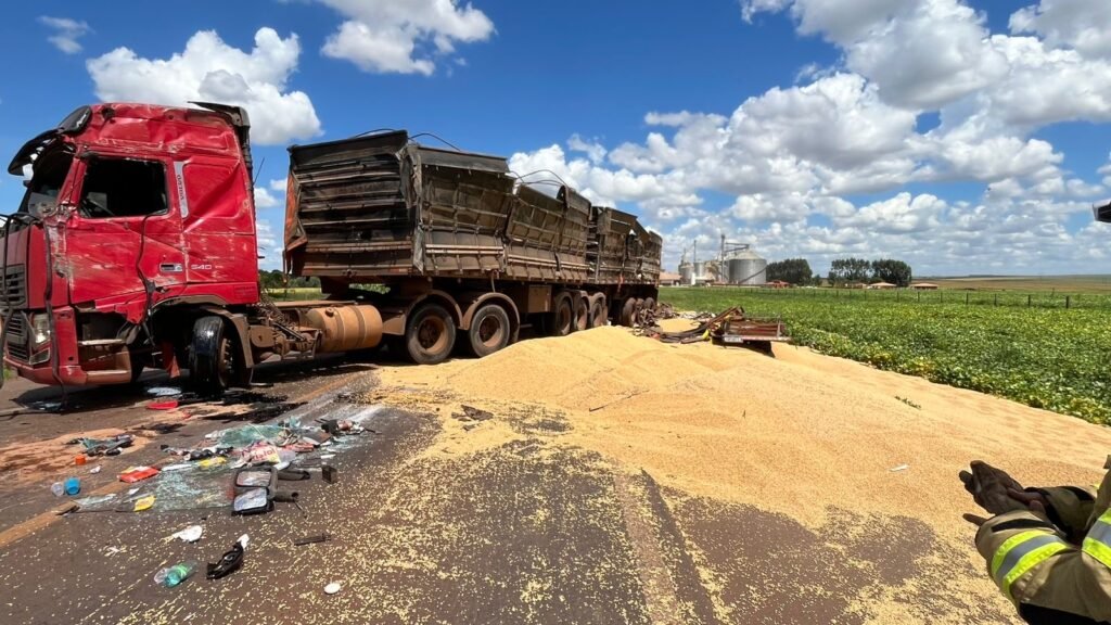 Homem morre após carro ficar esmagado em grave acidente com uma carreta na cidade de Rio Verde