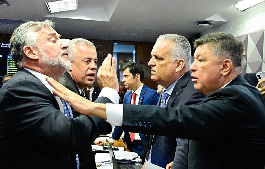 CPI do INSS aprova quebra de sigilos de Lulinha e sessão é interrompida por briga