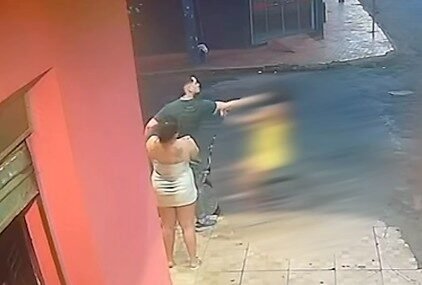 Homem atira e mata mulher durante discussão próximo á Boate em Goiás ; imagens fortes