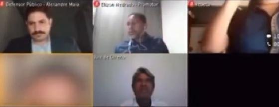 Ré abre cerveja durante julgamento; juiz condena a 3 meses de prisão e multa; veja vídeo