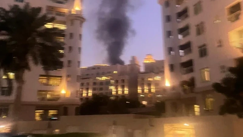 Incêndio atinge área de hotéis de luxo em Dubai após anúncio de ataque do Irã